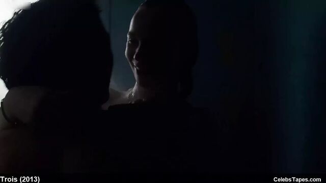 Юная знаменитость Lea Mезнил с фронтальной обнаженной и сексуальными сценами из фильма