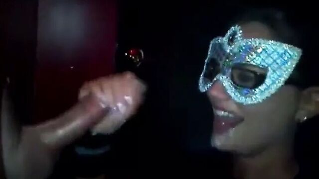 Жена в маске у глорихола действительно наслаждалась
