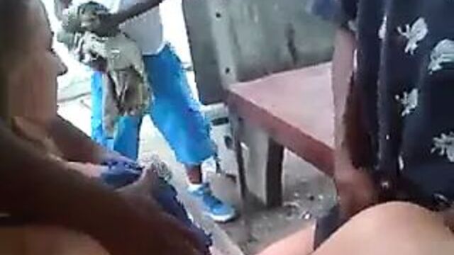 Шлюшка позволяет мужчинам нащупывать ее на публике на улице