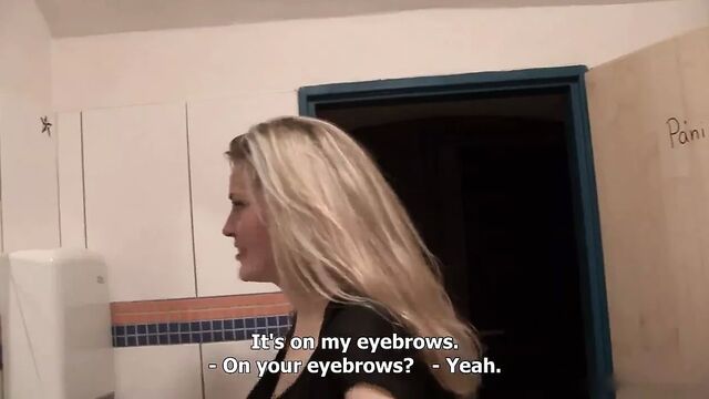 Милфа-блондинка трахается в публичном месте