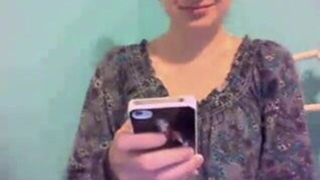 Девушка перед вебкамерой раздевается