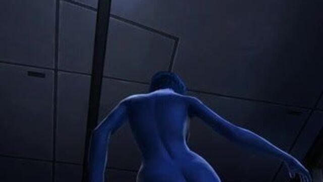 Женщина-отсев раздевается