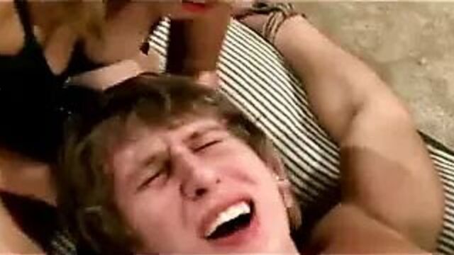 Две госпожи и плененный мужчина для удовольствия