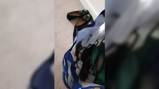 Нюхает грязные трусики моей падчерицы