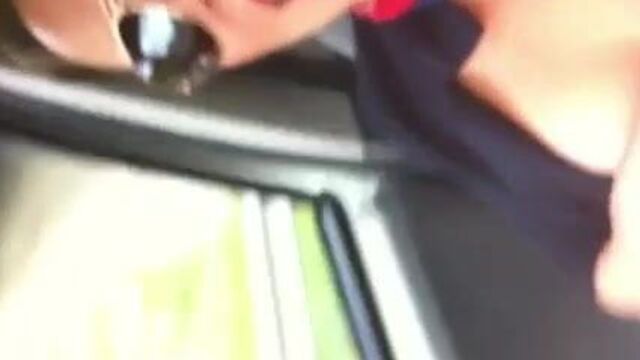 Elle se мастурбирует в голосе