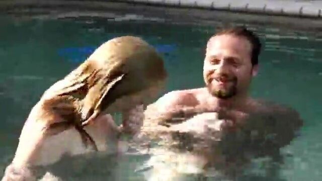 Ami Emmerson - камшот под водой