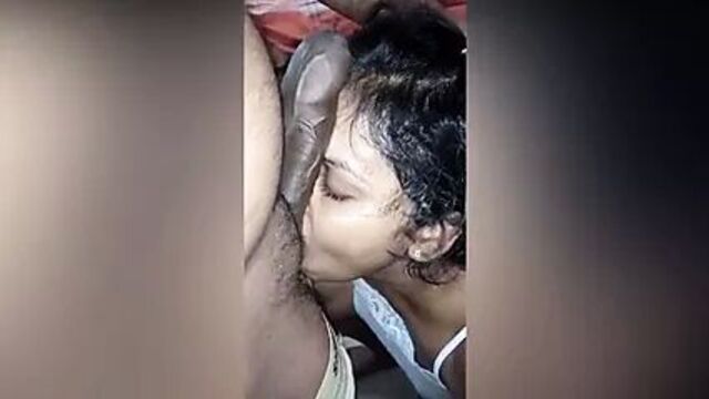 Шри-ланкийская девушка из матары делает минет и хуй бойфренда