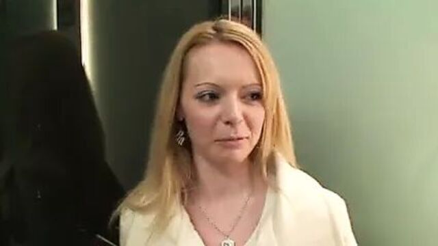 Британская блондинка-эскортница в отеле