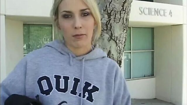 Блондинке-студентке сосут и трахают ее щель