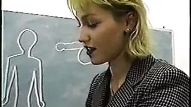 Авторитарная классная учительница дает урок пытки яиц