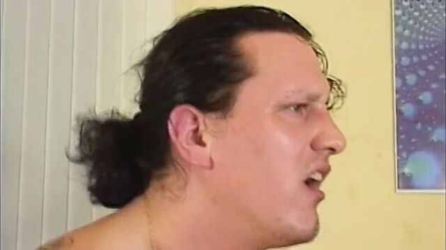 Очаровательная брюнетка переходит с дилдо на настоящий хуй и получает хороший двойной трах