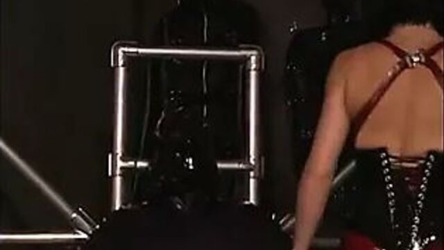 Лесбиянки исполняют хардкорную S & M с масками и в латексе