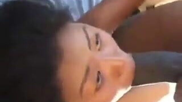 Симпатичная азиатка глубоко заглатывает огромный черный член