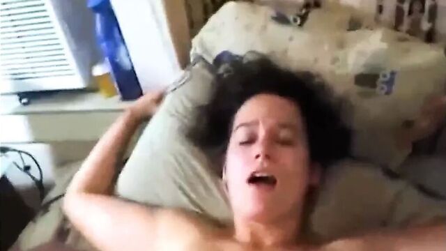 Сексуальная зрелая жена с волосатой киской наслаждается соседкой