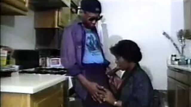 Старая школа, видео ... но эта черная зрелая выглядит чертовски хорошо