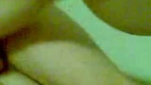 Горячая зрелая учительница трахает своего ученика перед камерой