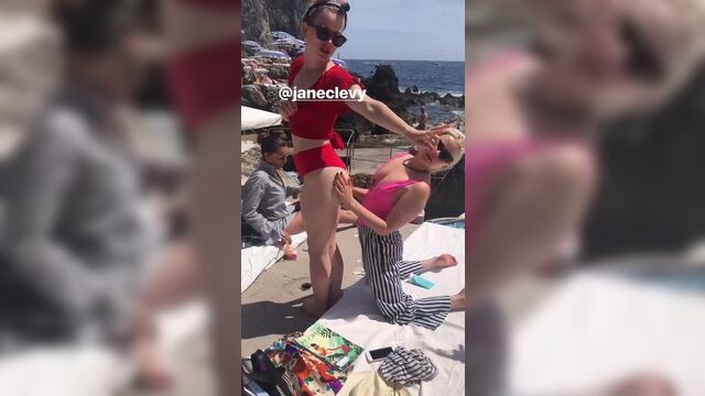 Mae Whitman потирает жопу Jane Levy