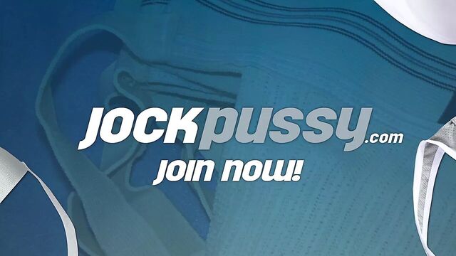 Горячие FTM Jocks Luke и Logan трахаются с намотанным на член страпоном