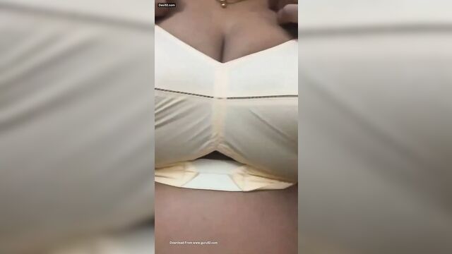 Горячая тетушка Mallu в лифчике после снятия ее сари