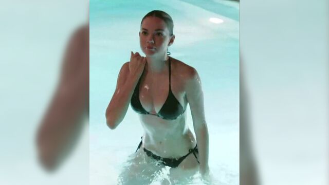 Maia Mitchell выходит из бассейна в черном бикини