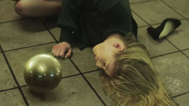 Rosamund Pike - удивительная сцена в колготках