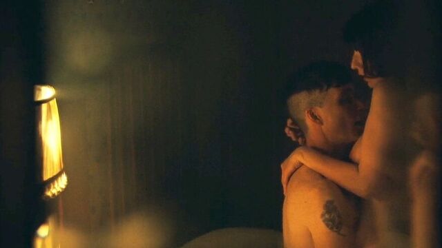 Обнаженная секс-сцена Charlie Murphy на пианистых заносах в скандальном самолете