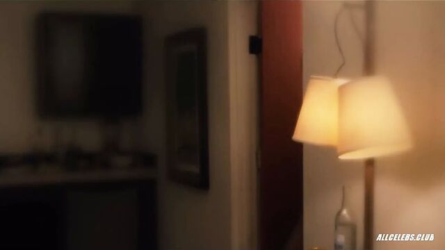 Diane Farr на качелях с пальмами