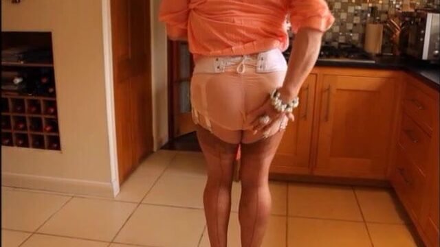 Sindy в розовом лососевом платье