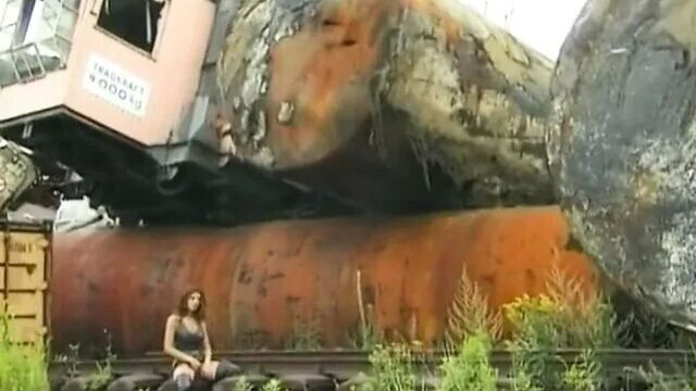 Великолепная французская крошка в сапогах до бедра трахается