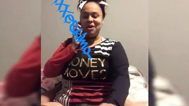 Чернокожая говорит по телефону отцу, пока сосет хуй