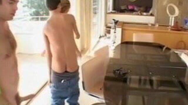 Горячая евразийская блондинка получает двойное проникновение