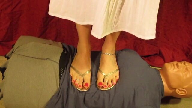 Кроссдресс-трансвеститы топтание попкой