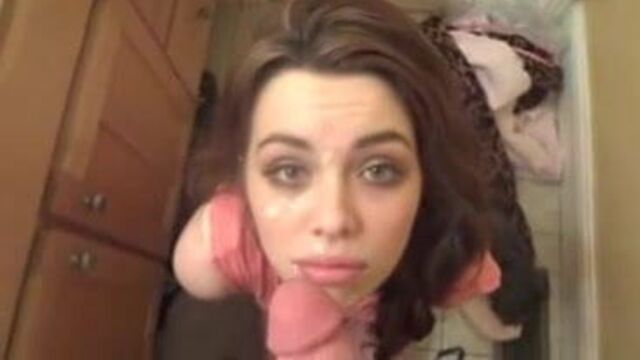 Дает ей сперму на ее лицо