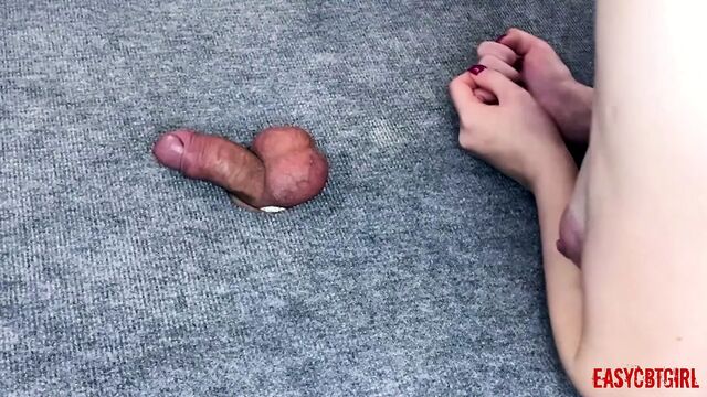 Я очень больно кусаю за яйца своего парня.