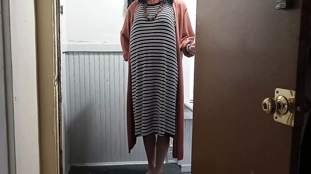 Одетые женщины, раздетый мужчина: засвет хуя зрелой толстушкой в первый раз