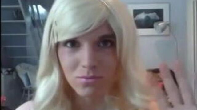 Кроссдрессер Jazmin в узорчатом мини-платье