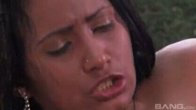 Бразильку в босоножках на каблуках трахнули у бассейна