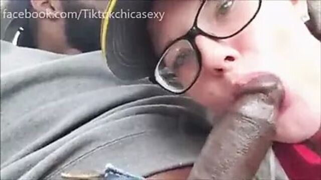 Сотрудница McDonald's сосет большой черный член на парковке