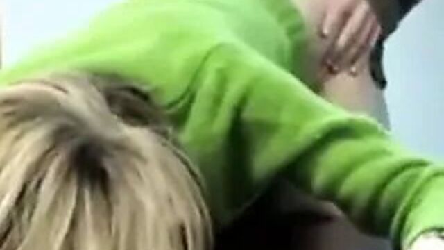 Девушка в зеленом свитере трахается в гостиничном номере