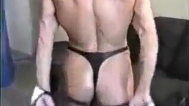 Christina Marshall сгибает топлес