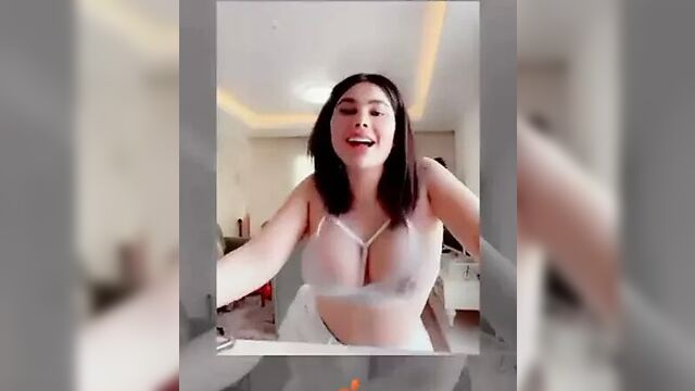 Angie Khoury с обнаженными большими сиськами