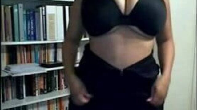 Обнаженная чернокожая перед вебкамерой