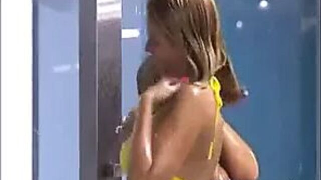 Одетые женщины, раздетый мужчина: душ (Португалия)