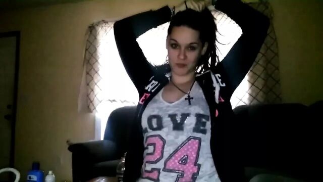 Бывшая подруга проигрывает пари и вынуждена сделать минет