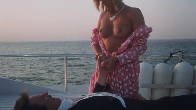 Обнаженная Belinda Mayne (1984)