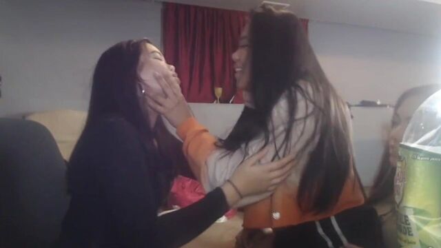 3 девушки ласкаются