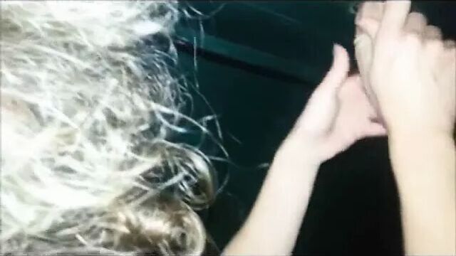 Жена в аркаде для взрослых