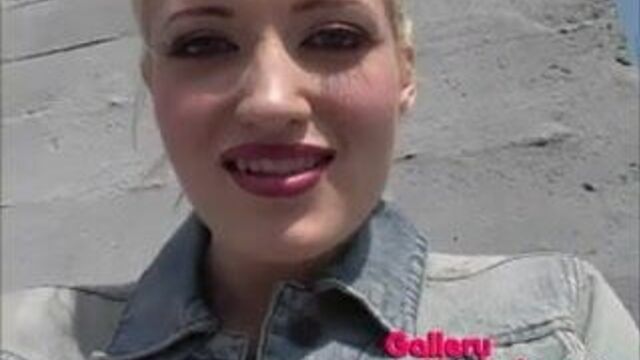 Блондинка Kimberly Kane трет ее клитор