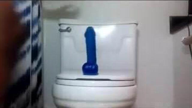 Хлопающая офигенная задница и синий дилдо