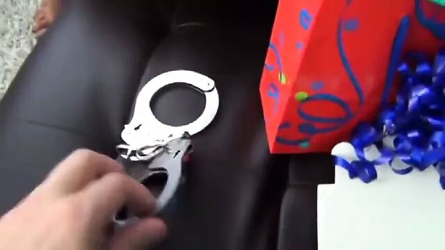 Мой вопрос ... Mia Khalifa глотает сперму?